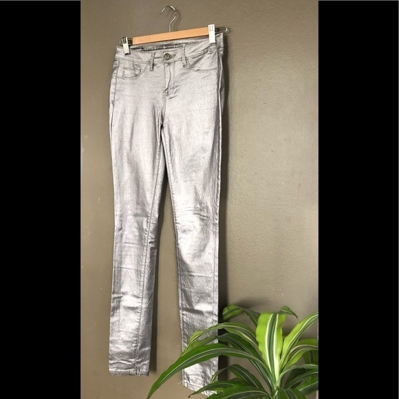 ⭐️HP⭐️ Bianco Silver waxed Jeans- size 27 - Picture 2 of 7